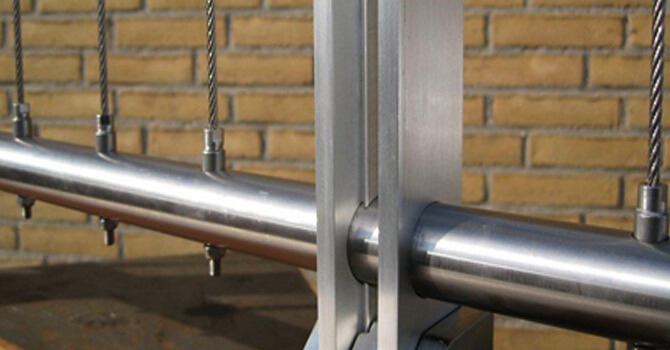 Vertical deck cable railing system for tubular mount
